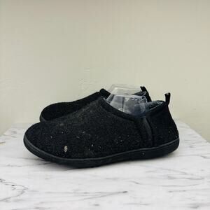 Snug Leaves Black Fuzzy Slippers Men’s Size 11-12 (L)